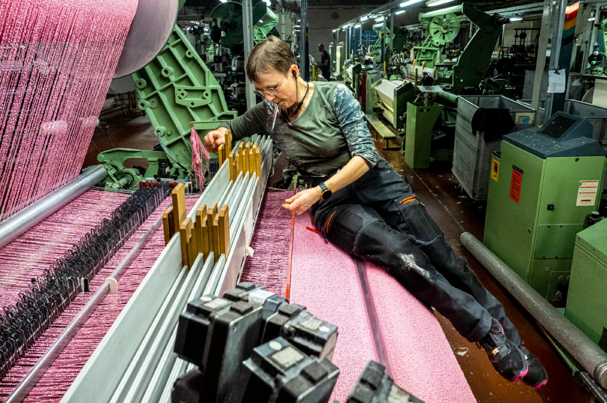 série photographique : quand le textile français renoue le fil, réalisée par le photographe raphaël helle en 2011