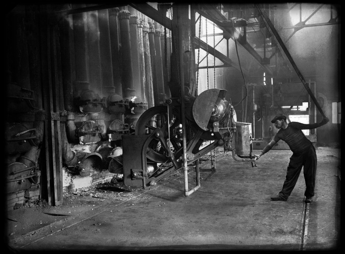la photographie intitulée : un ouvrier au travail dans une usine à gaz à versailles, réalisée par le photographe françois kollar en 1915