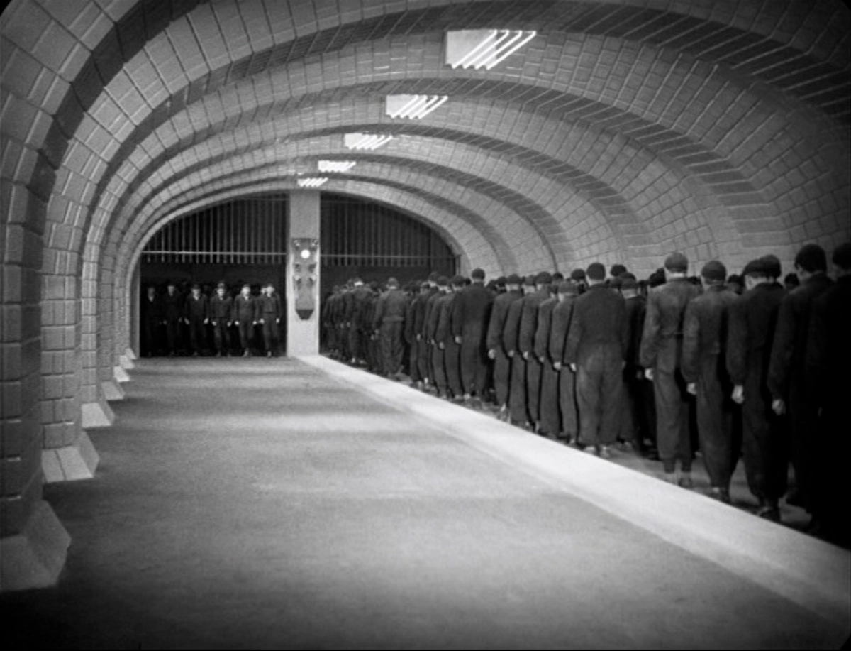 l'image intitulée : metropolis la relève des ouvriers, est issue du film réalisé par fritz lang en 1927