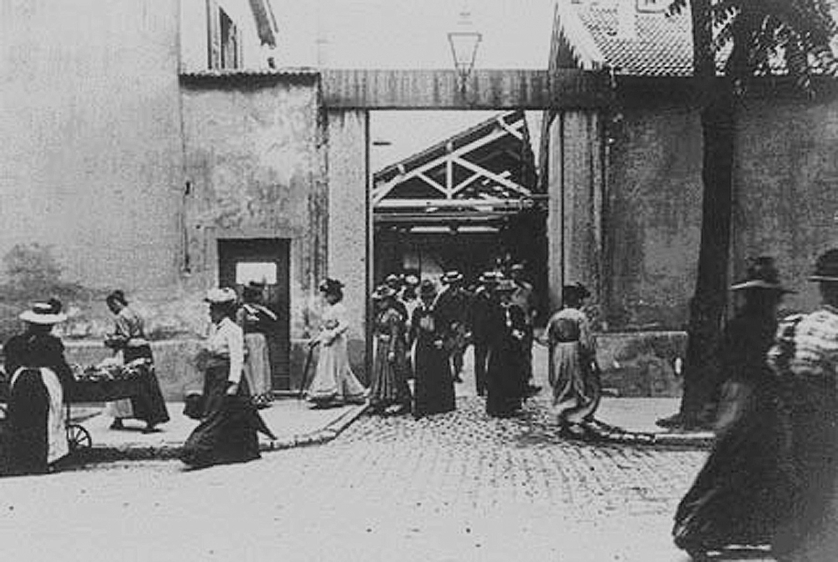la première captation cinématographique de louis lumière intitulé : la sortie de l'usine Lumière à lyon, filmé en 1895