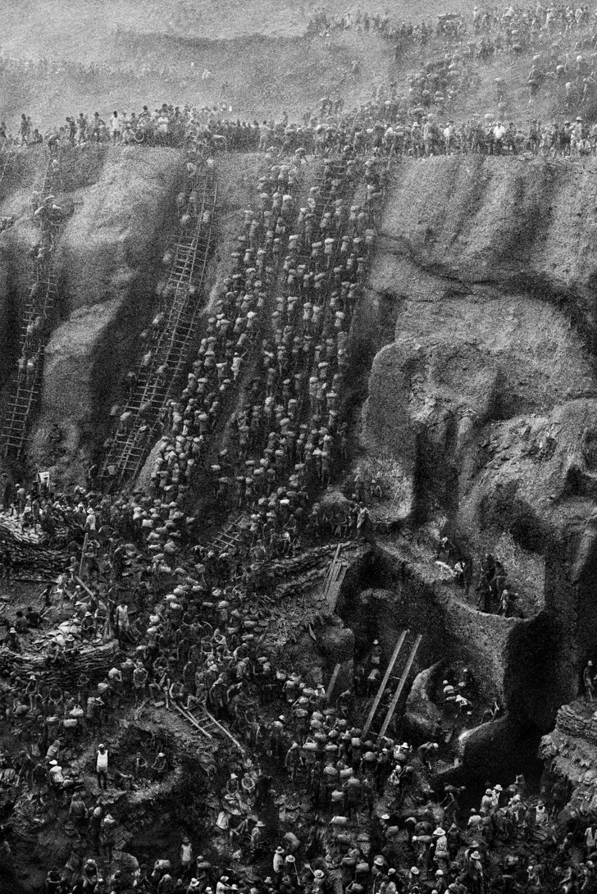 la photographie intitulée : the golden mine, réalisée par le photographe sebastião salgado en 1986