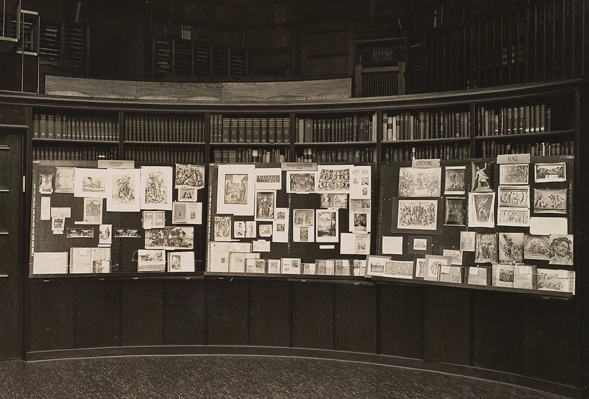 photographie du dispositif d'exposition des planches de l'atlas mnémosyne, créé par ady warburg. 1921-1929